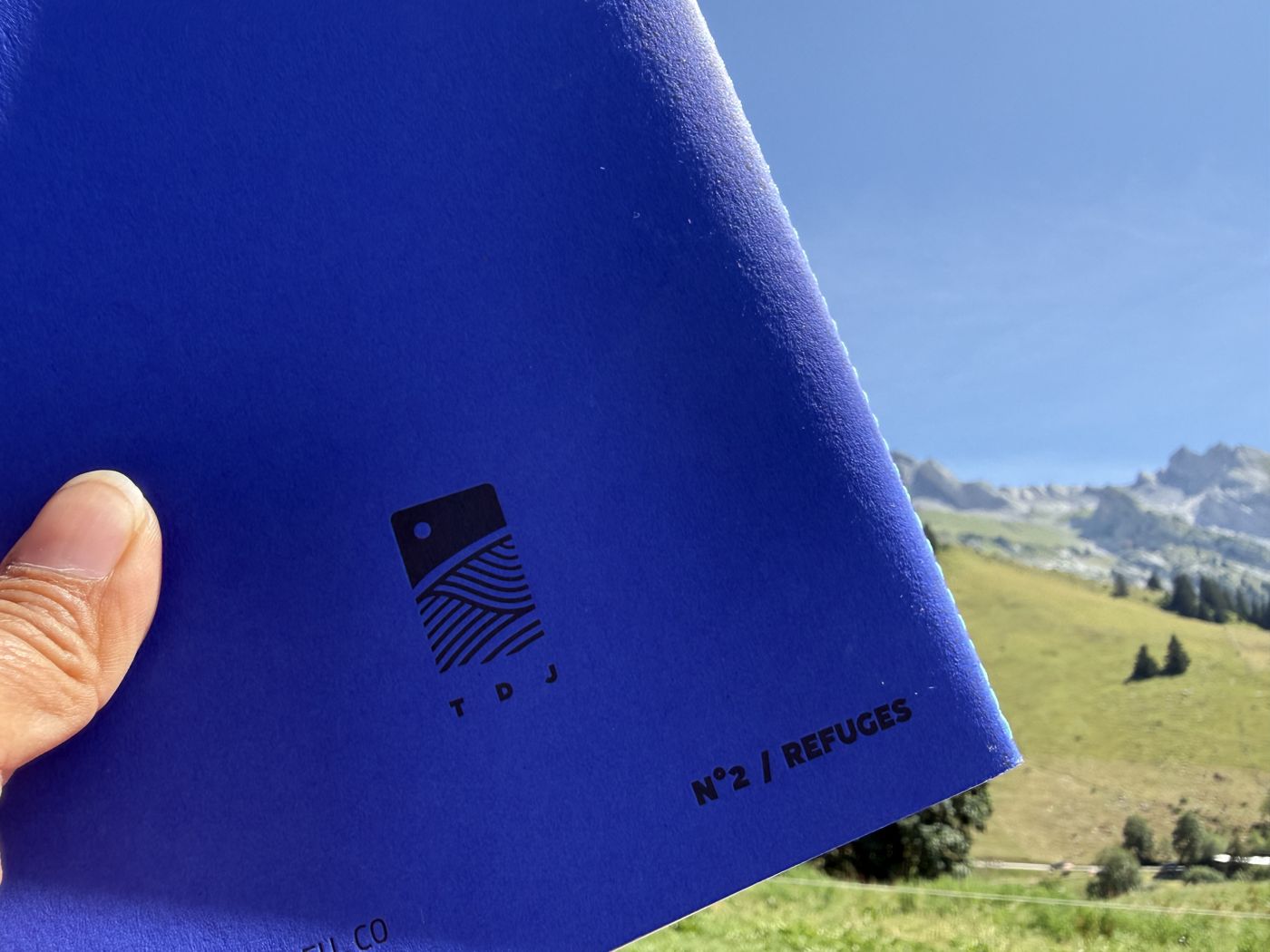 Dos du carnet Terrain de Jeu bleu, série N°2 Refuges, avec le logo TDJ