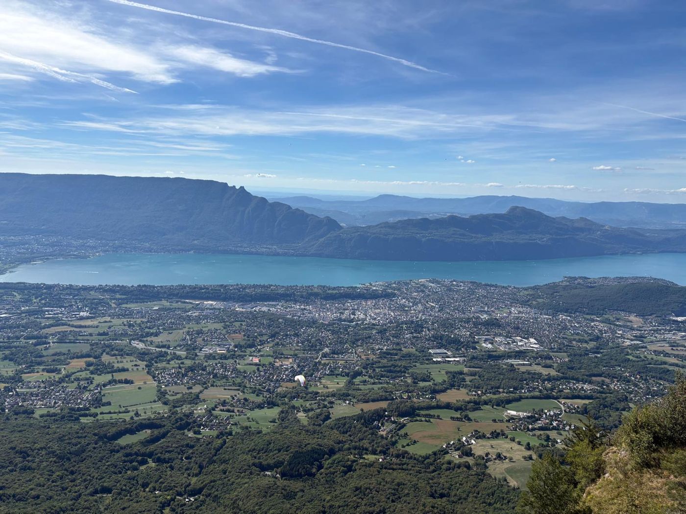 Vue aérienne d’Aix-les-Bains et du lac du Bourget, en Savoie, avec les montagnes en arrière-plan