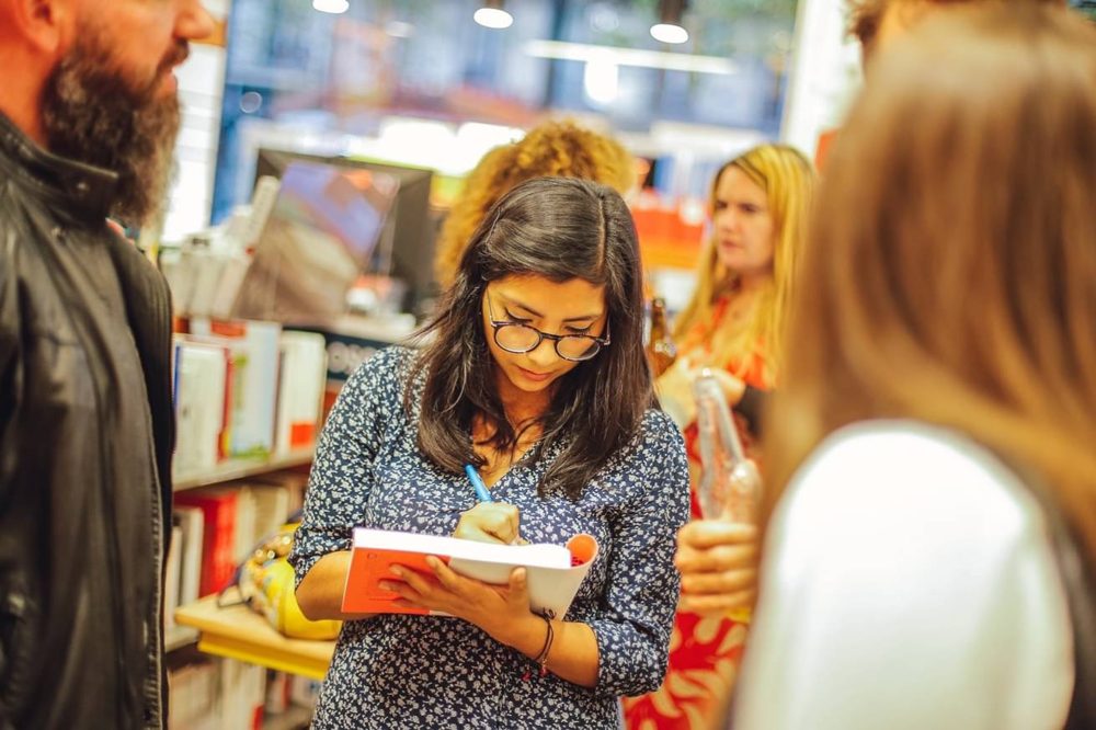 Mélissa Aldana, autrice aux éditions Eyrolles, dédicaçant un livre en librairie